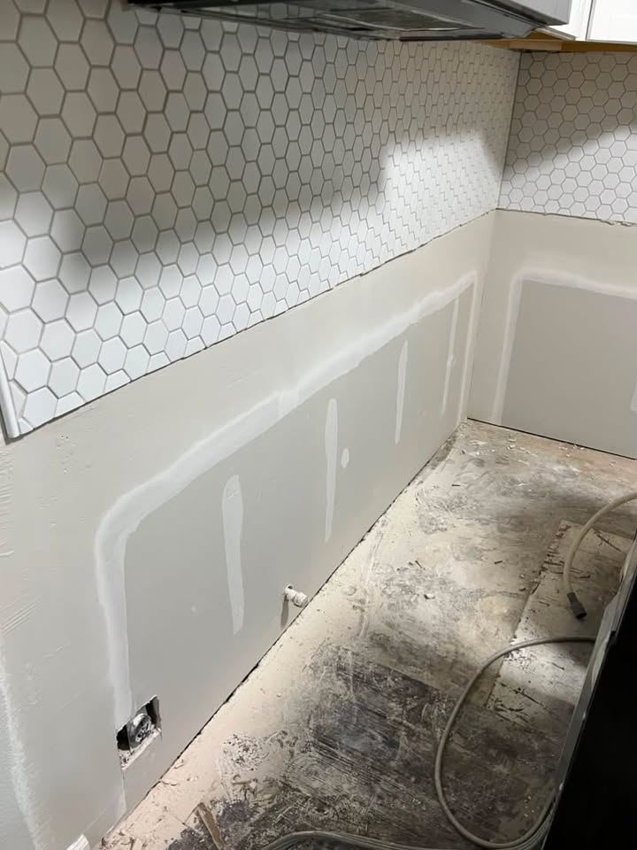 The same kitchen wall re-boarded and floated below the backsplash